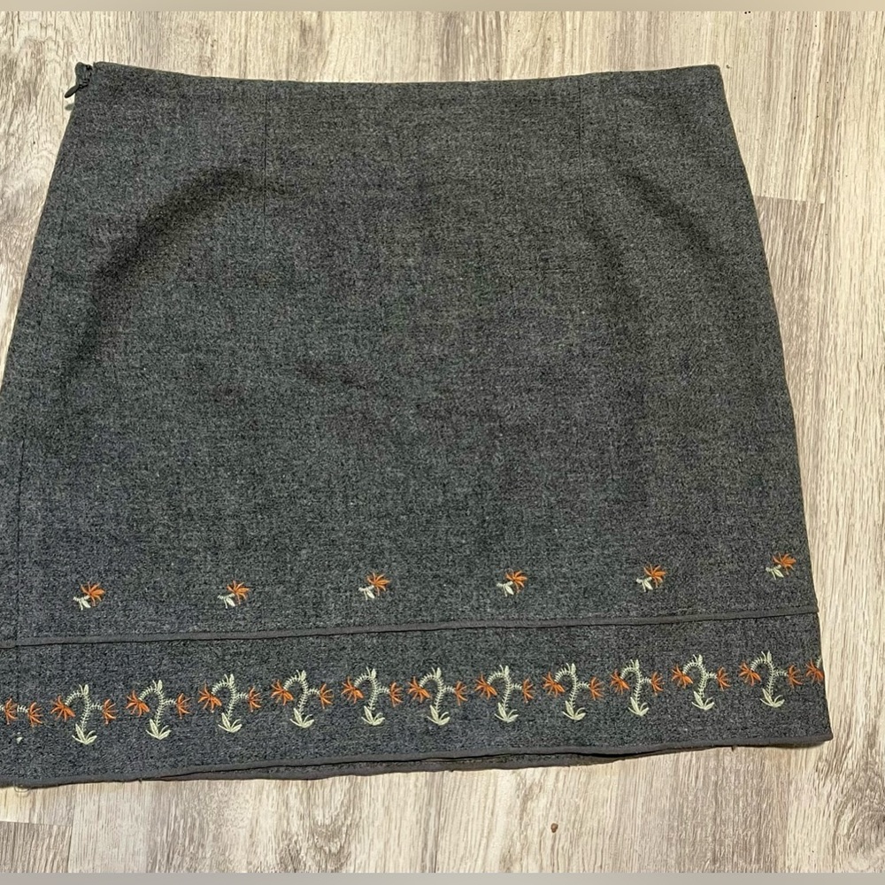 American Eagle charcoal grey 100% wool mini skirt with floral accents size 8 - Picture 6 of 7